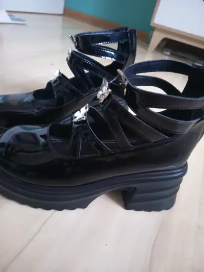 Zapatos de plataforma negros con mariposas - miniatura 2