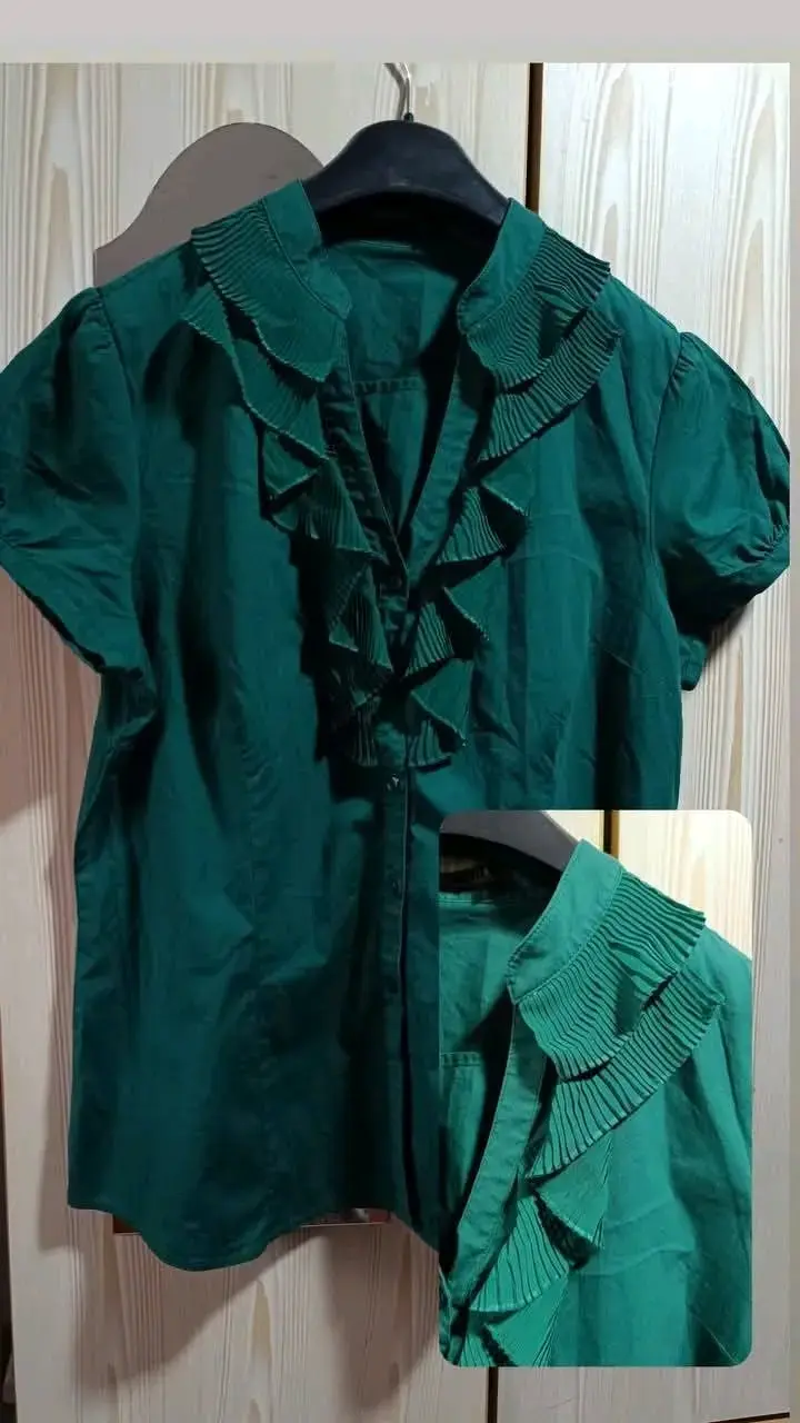 Blusa verde con vuelos , tela elasticada