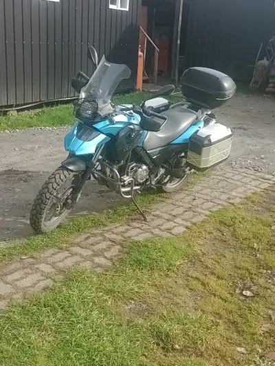 Moto BMW GS 650 con maletas - miniatura 1