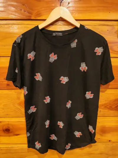 Polera negra con estampado de lazo - miniatura 1