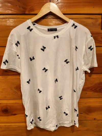 Polera negra con estampado de lazo - miniatura 2