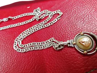 Collar de plata con colgante de piedra con virgen - miniatura 1