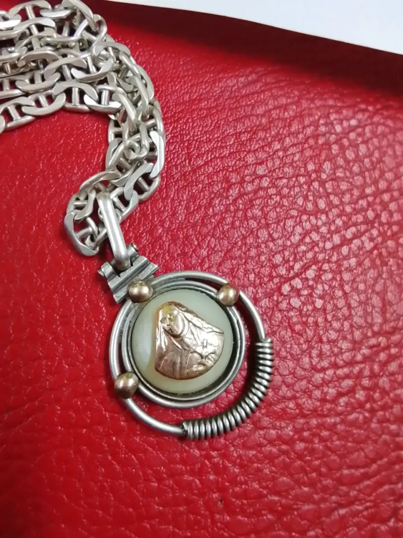 Collar de plata con colgante de piedra con virgen - 2