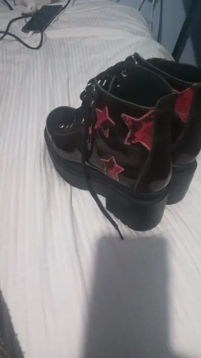 Botines negros con estrellas rojas - miniatura 1