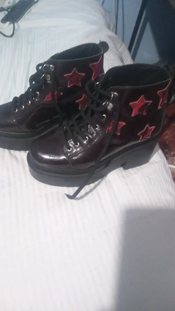 Botines negros con estrellas rojas - 2