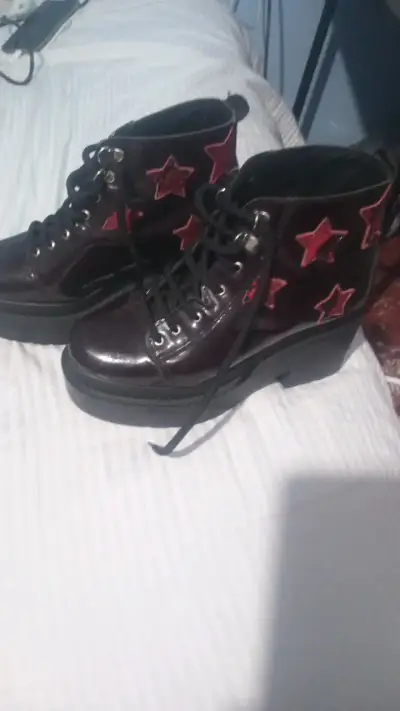 Botines negros con estrellas rojas - miniatura 2