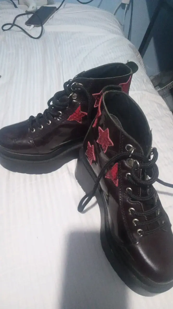 Botines negros con estrellas rojas - 3