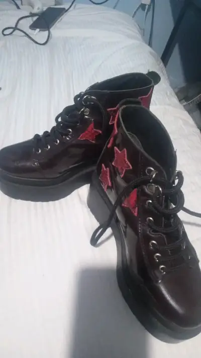 Botines negros con estrellas rojas - miniatura 3
