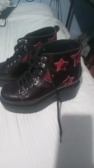Botines negros con estrellas rojas - miniatura 5