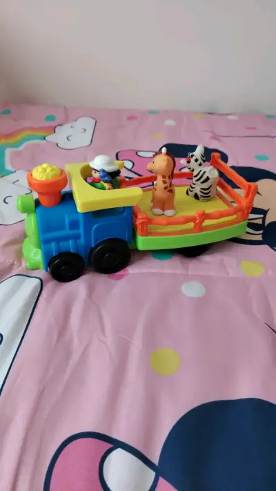 Tren de juguete con animales - miniatura 1