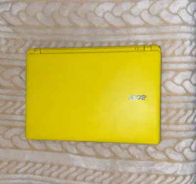 Notebook Acer amarillo en buen estado - miniatura 1