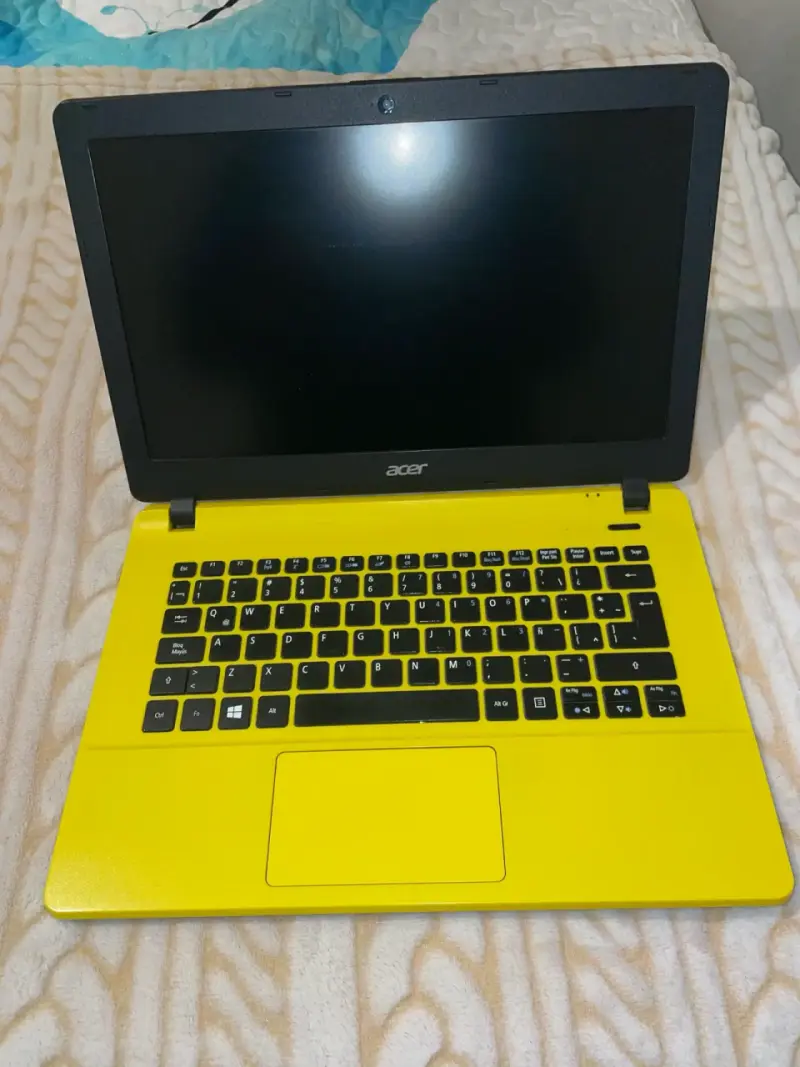 Notebook Acer amarillo en buen estado - 2