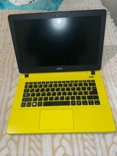 Notebook Acer amarillo en buen estado - miniatura 2