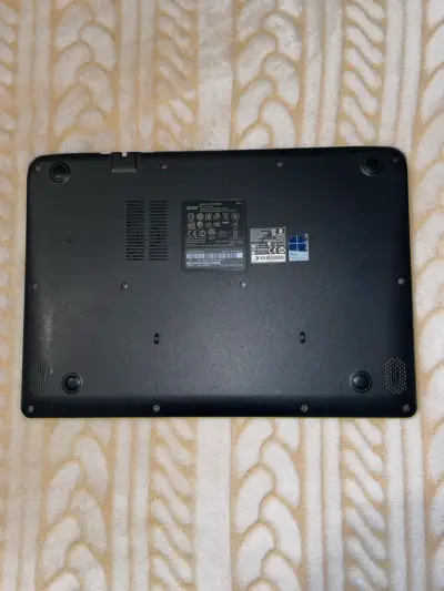 Notebook Acer amarillo en buen estado - miniatura 3