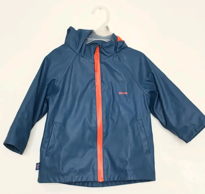 Chaqueta impermeable azul para niños
