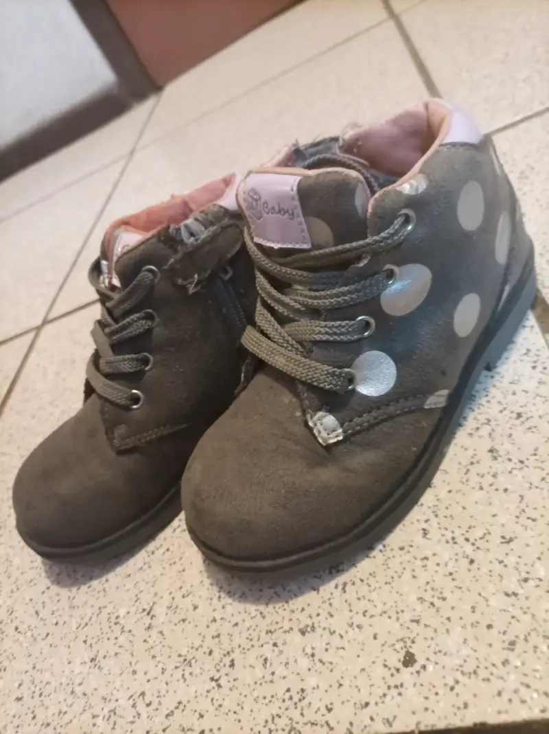 Botines de bebé grises con lunares - 1