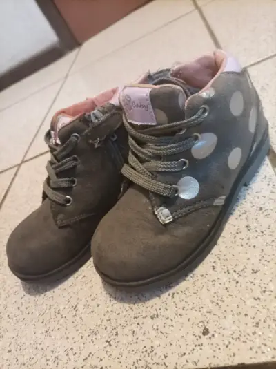 Botines de bebé grises con lunares - miniatura 1