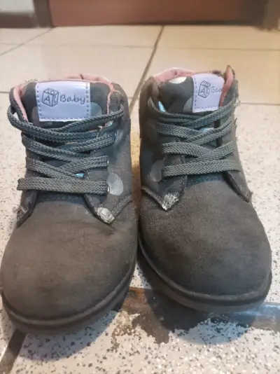 Botines de bebé grises con lunares - miniatura 2