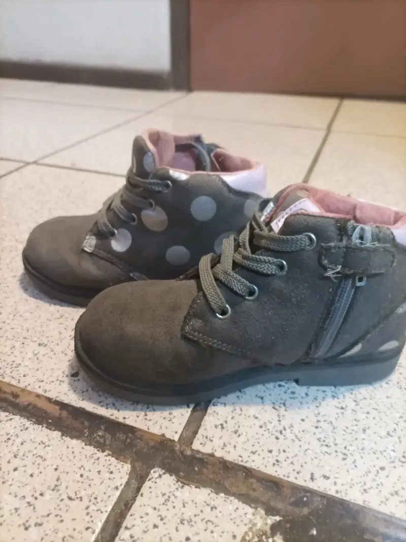 Botines de bebé grises con lunares - 3