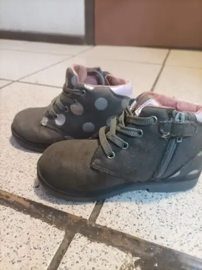 Botines de bebé grises con lunares - miniatura 3