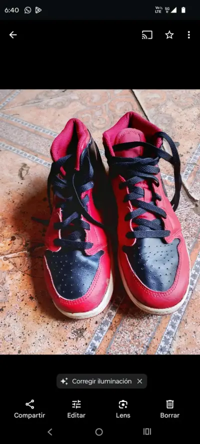 Zapatillas deportivas rojas y negras - miniatura 1