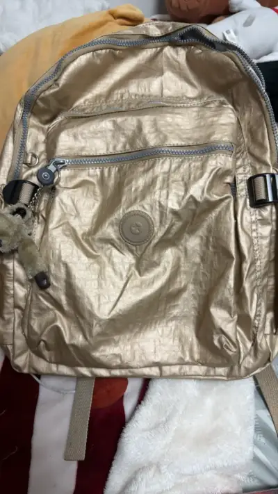 Mochila dorada con llavero de peluche con detalles - miniatura 1