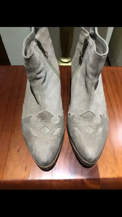 Botines de gamuza taupé con diseño - miniatura 1