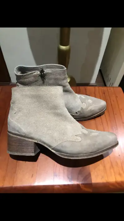 Botines de gamuza taupé con diseño - miniatura 2