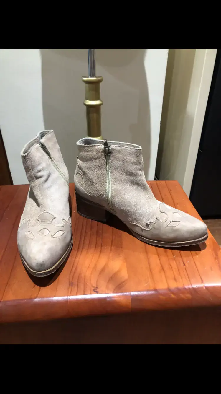 Botines de gamuza taupé con diseño - 3