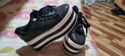 Zapatillas negras con plataforma y brillo - miniatura 1