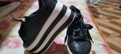 Zapatillas negras con plataforma y brillo - miniatura 2