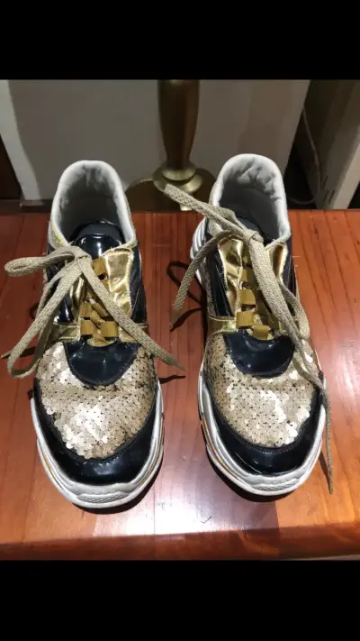 Zapatillas deportivas con lentejuelas doradas - miniatura 1