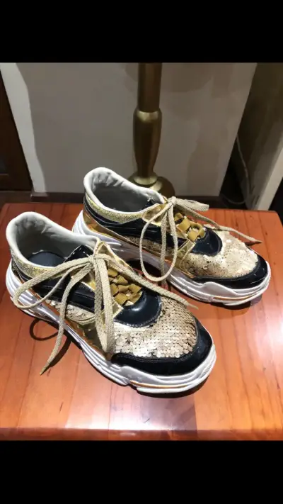 Zapatillas deportivas con lentejuelas doradas - miniatura 2
