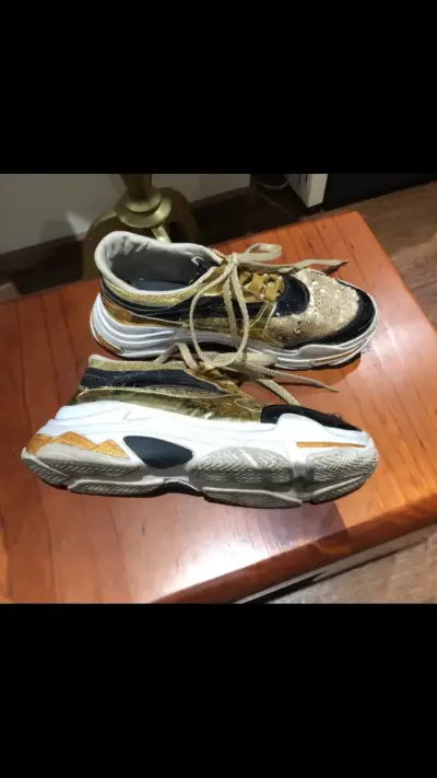Zapatillas deportivas con lentejuelas doradas - miniatura 3