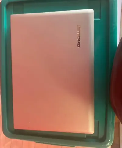 Laptop Lenovo en buen estado - miniatura 1