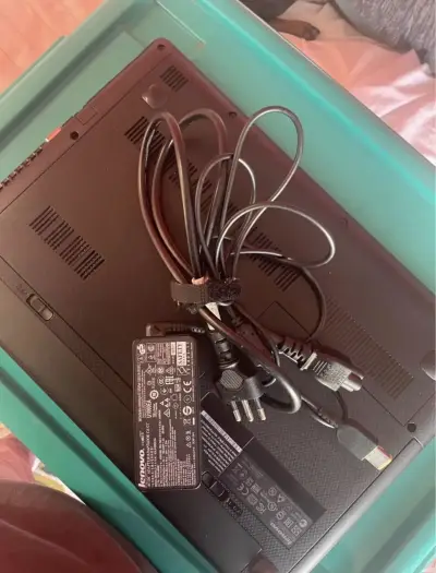 Laptop Lenovo en buen estado - miniatura 3