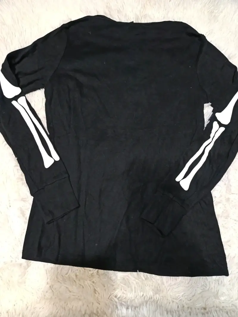 Polera negra con diseño de esqueleto Dama - 5