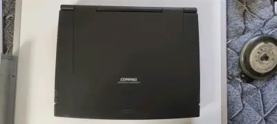 Laptop Compaq Presario antiguo - miniatura 2