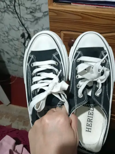 Zapatillas negras estilo casual - miniatura 1