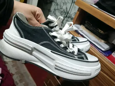 Zapatillas negras estilo casual - miniatura 2