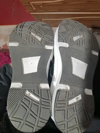 Zapatillas negras estilo casual - miniatura 3