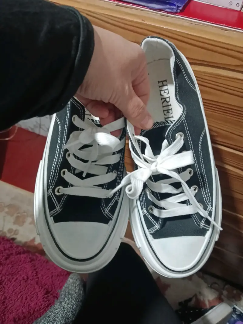 Zapatillas negras estilo casual - 4