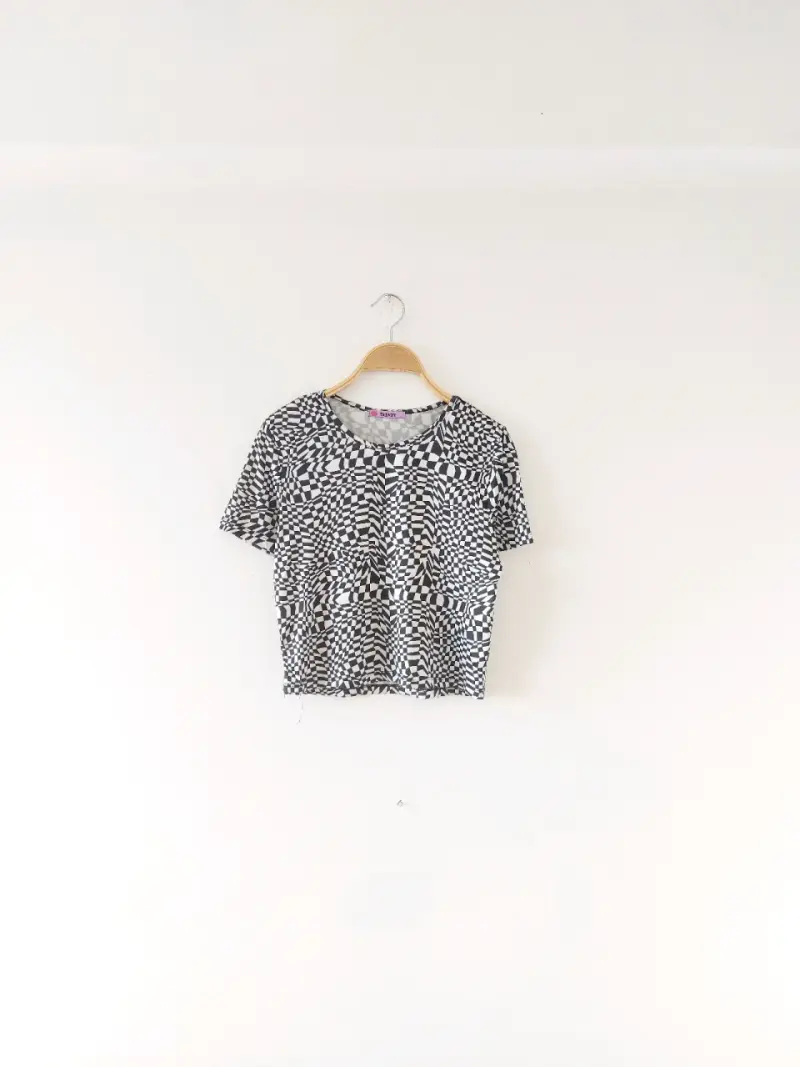 Polera estampada en blanco y negro