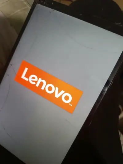 Tablet Lenovo con pantalla rota - miniatura 1