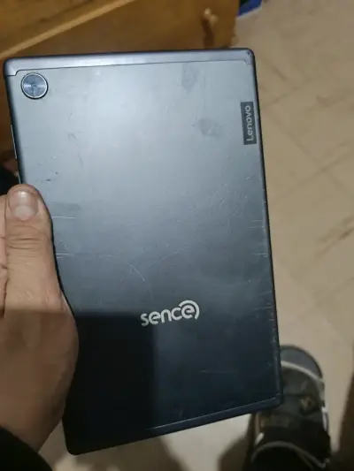 Tablet Lenovo con pantalla rota - miniatura 4