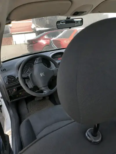 Peugeot 206 blanco en buen estado - miniatura 5
