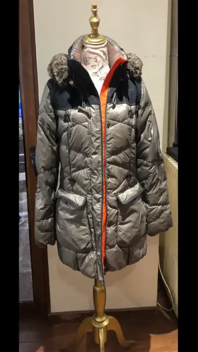 Parka acolchada gris con capucha - miniatura 1