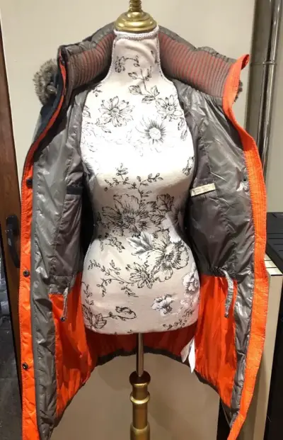 Parka acolchada gris con capucha - miniatura 6