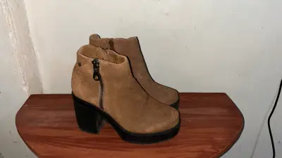 Botines de gamuza marrón con tacón - miniatura 1