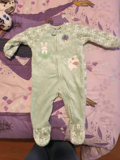 Pijama enterito de bebé verde con conejitos - miniatura 1